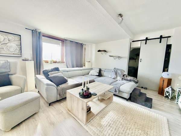 Große und moderne Dachgeschosswohnung mit viel Platz und zentraler Lage!: Wohnbereich , Zugang Schlafzimmer