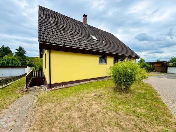 Parkähnliches Anwesen mit Weitblick – EFH, Einliegerwohnung & Baupotenzial: Front
