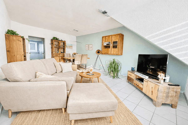 Moderne Dachgeschosswohnung mit Fußbodenheizung und Balkon!: Couch Bereich